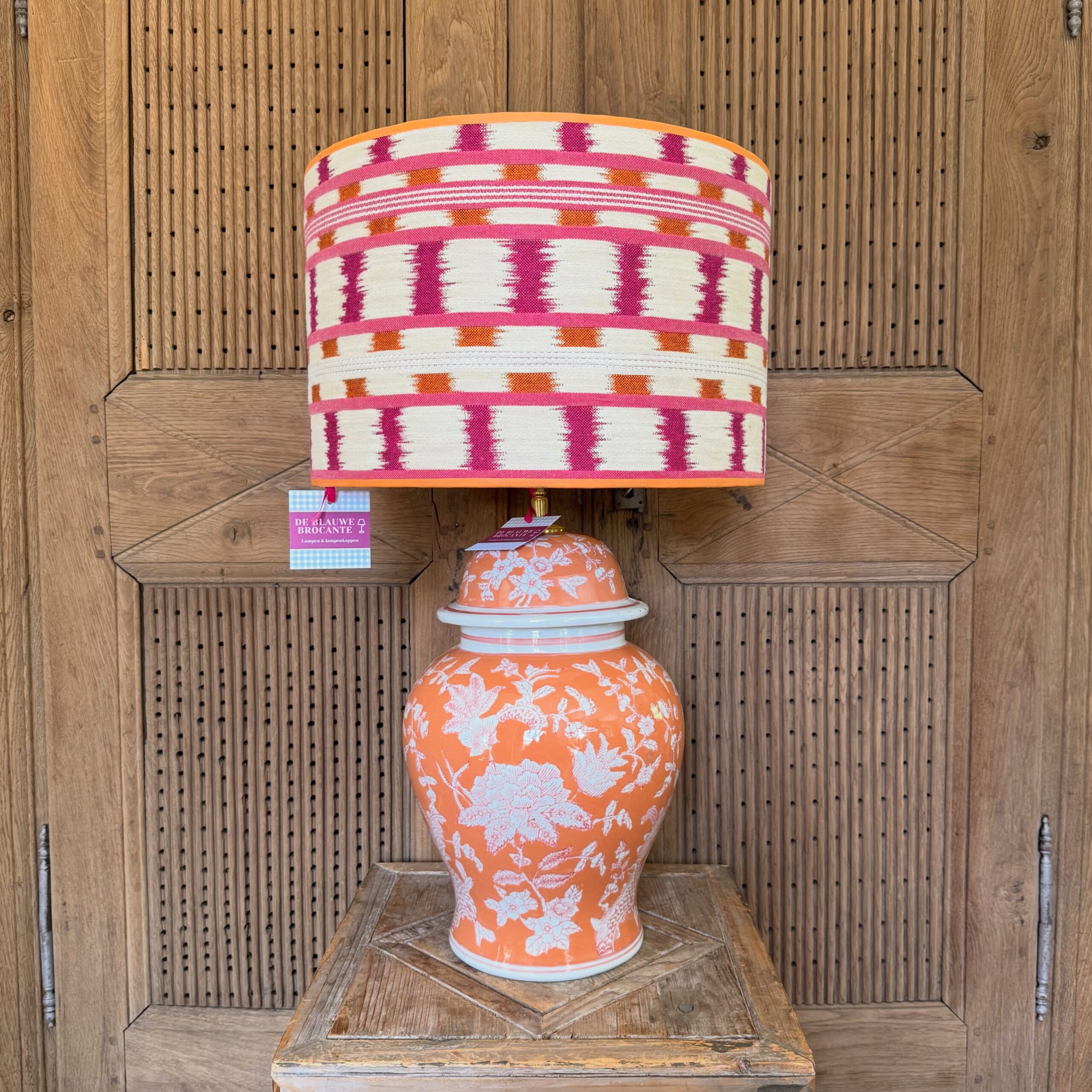 Oranje witte lamp met frida lampenkap