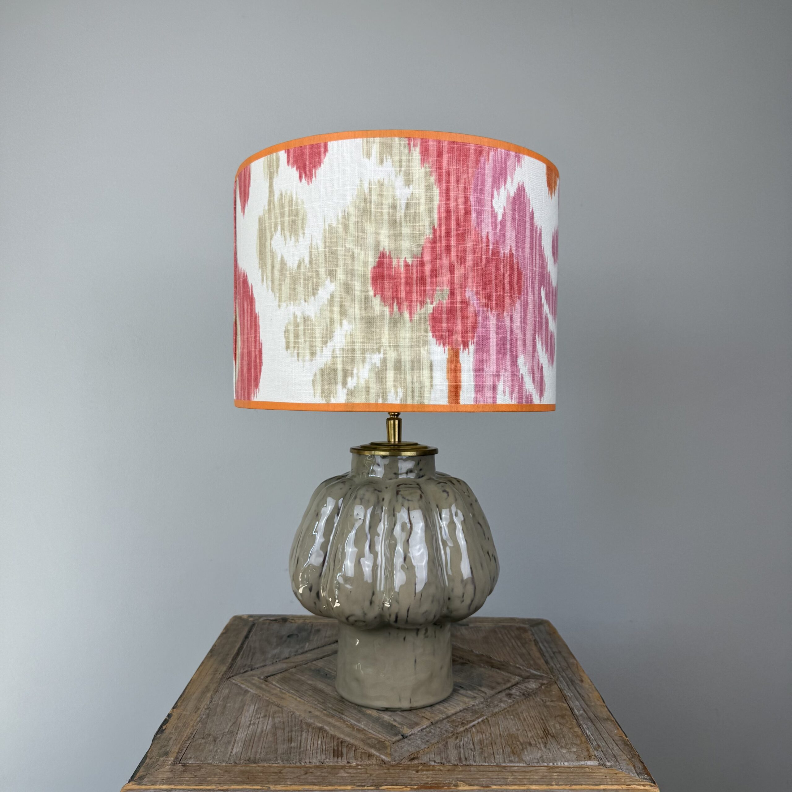 Beige lamp met beige roze lampenkap