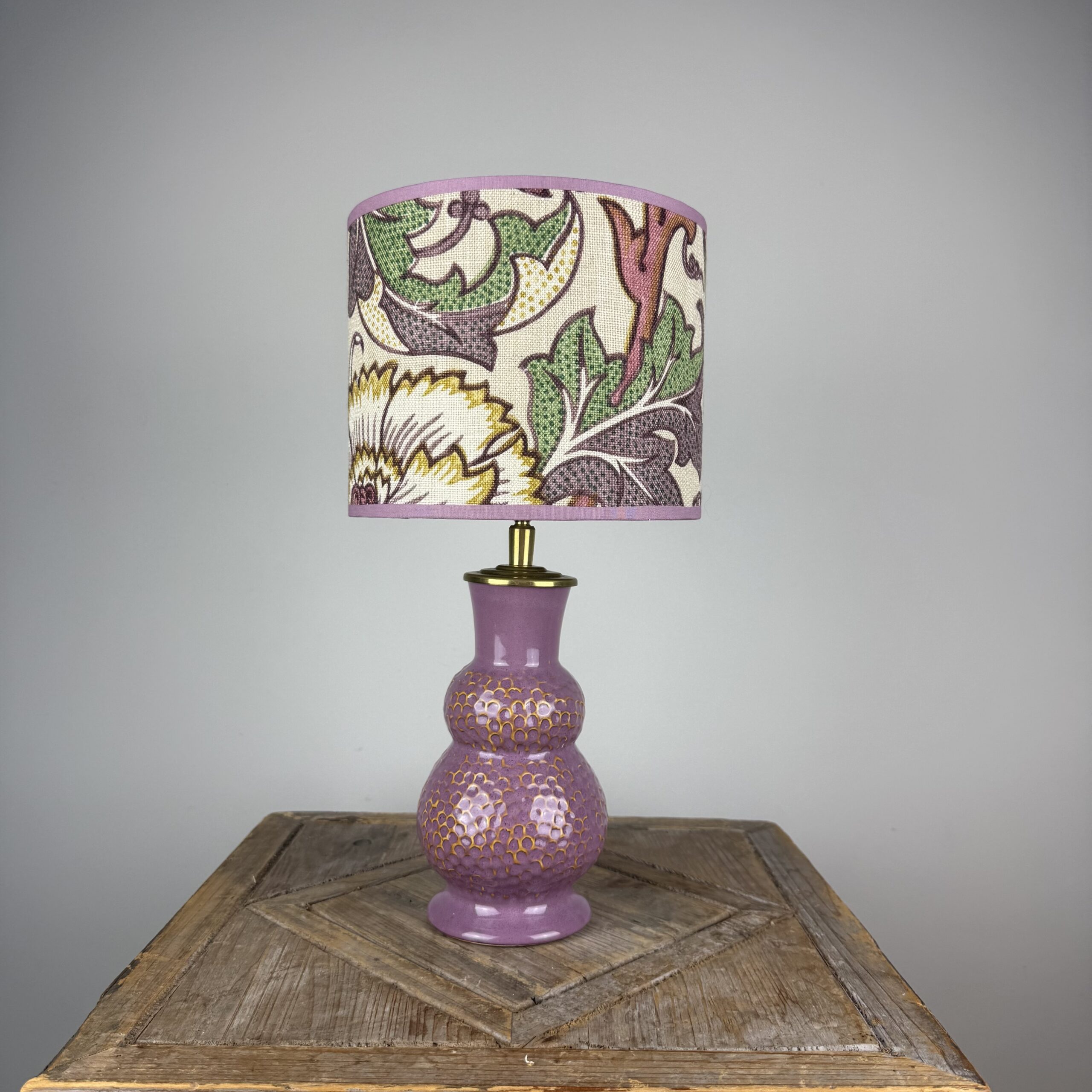 Paarse tafellamp met William Morris lampenkap