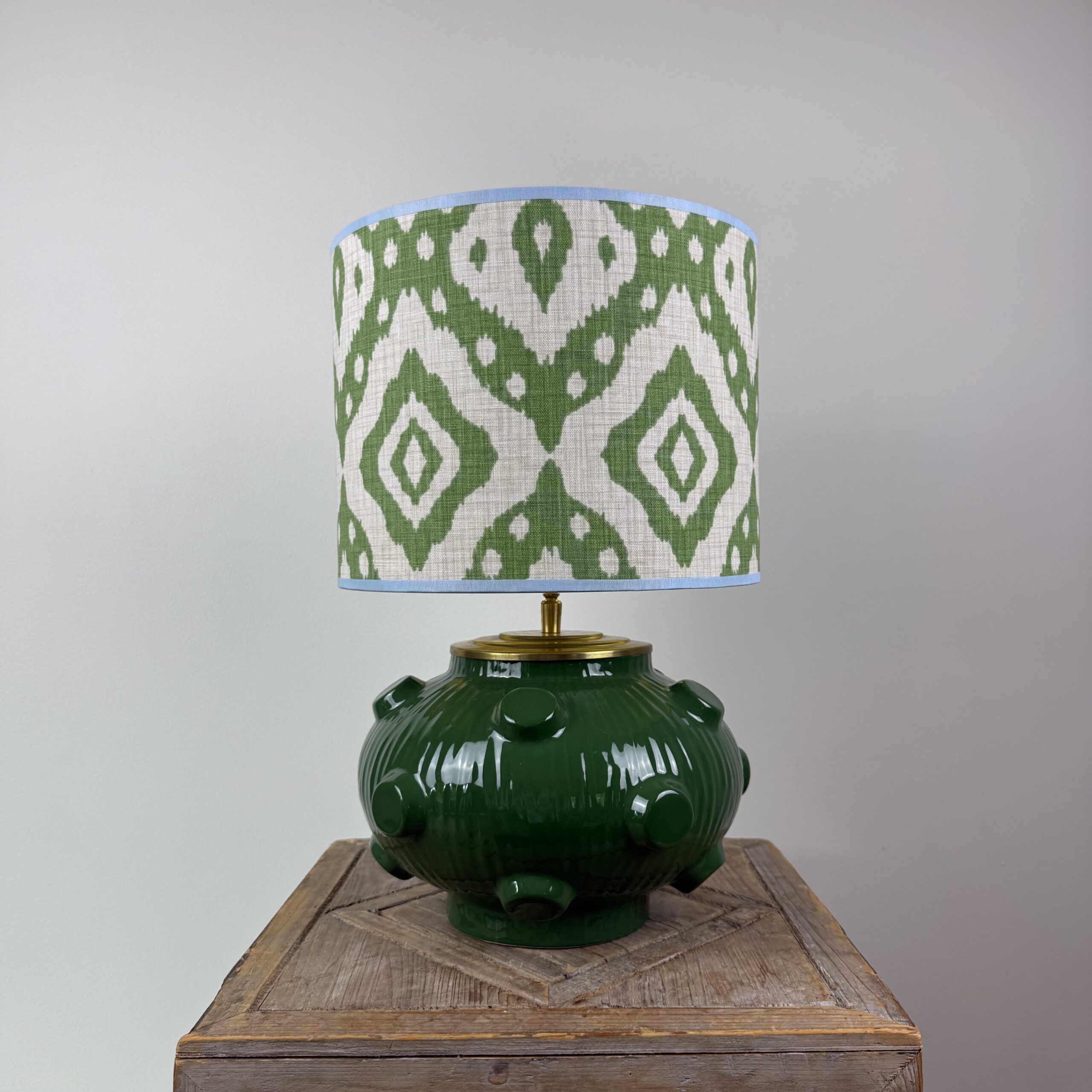 Groene tafellamp met groen witte ikat lampenkap