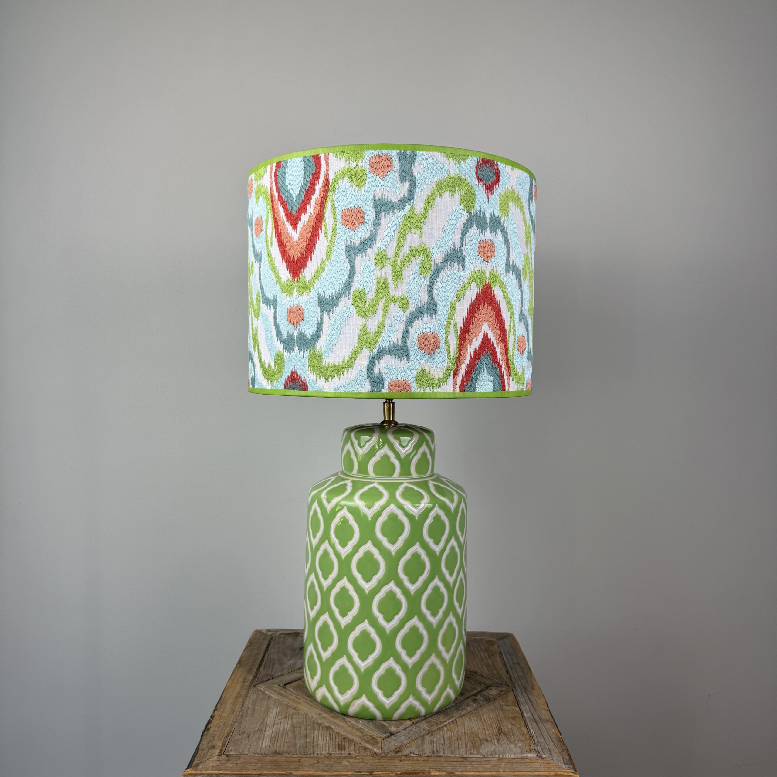 Groen witte lamp met Harlequin Ixora lampenkap