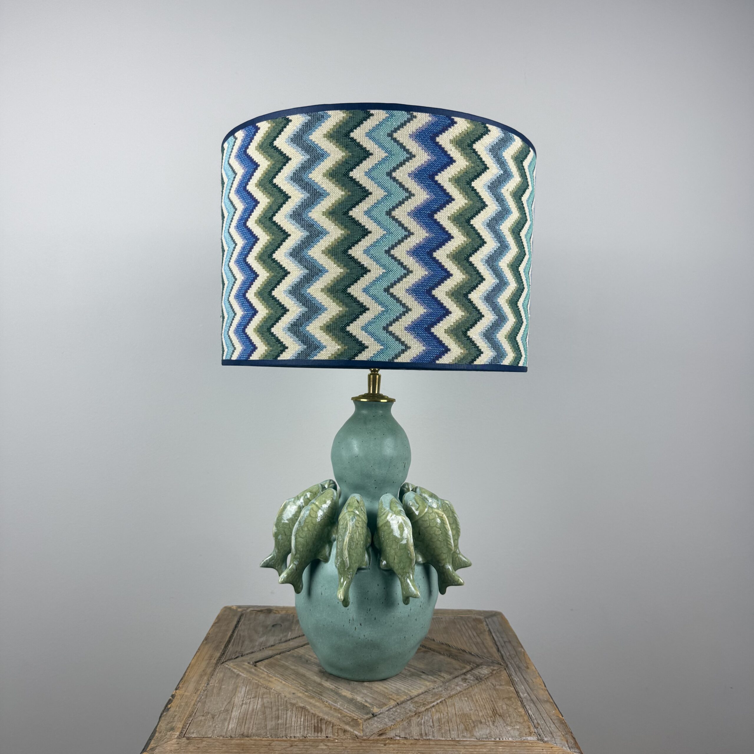 Groene tafellamp vis met zigzag lampenkap groen blauw
