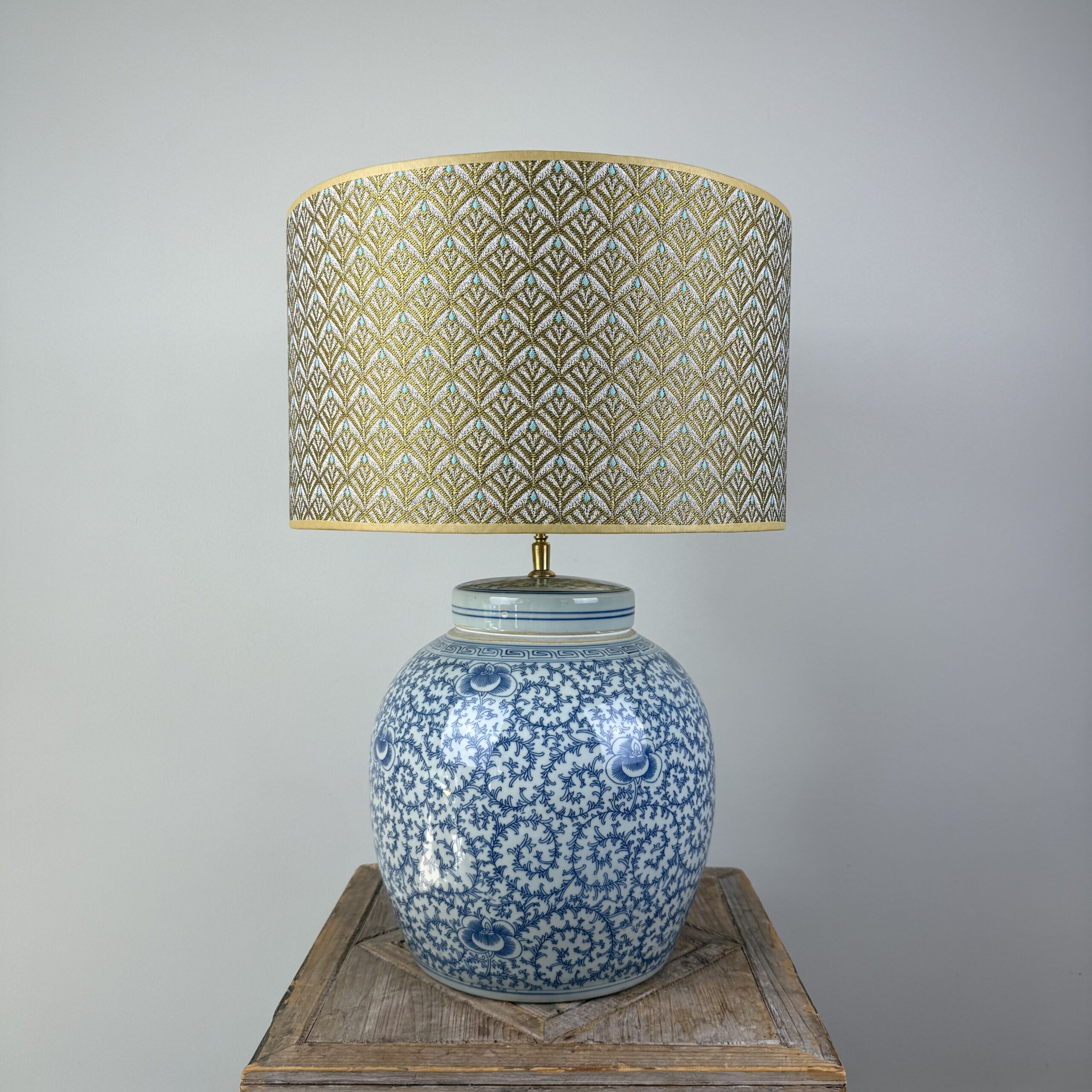 Blauw witte lamp met goud gele lampenkap lily