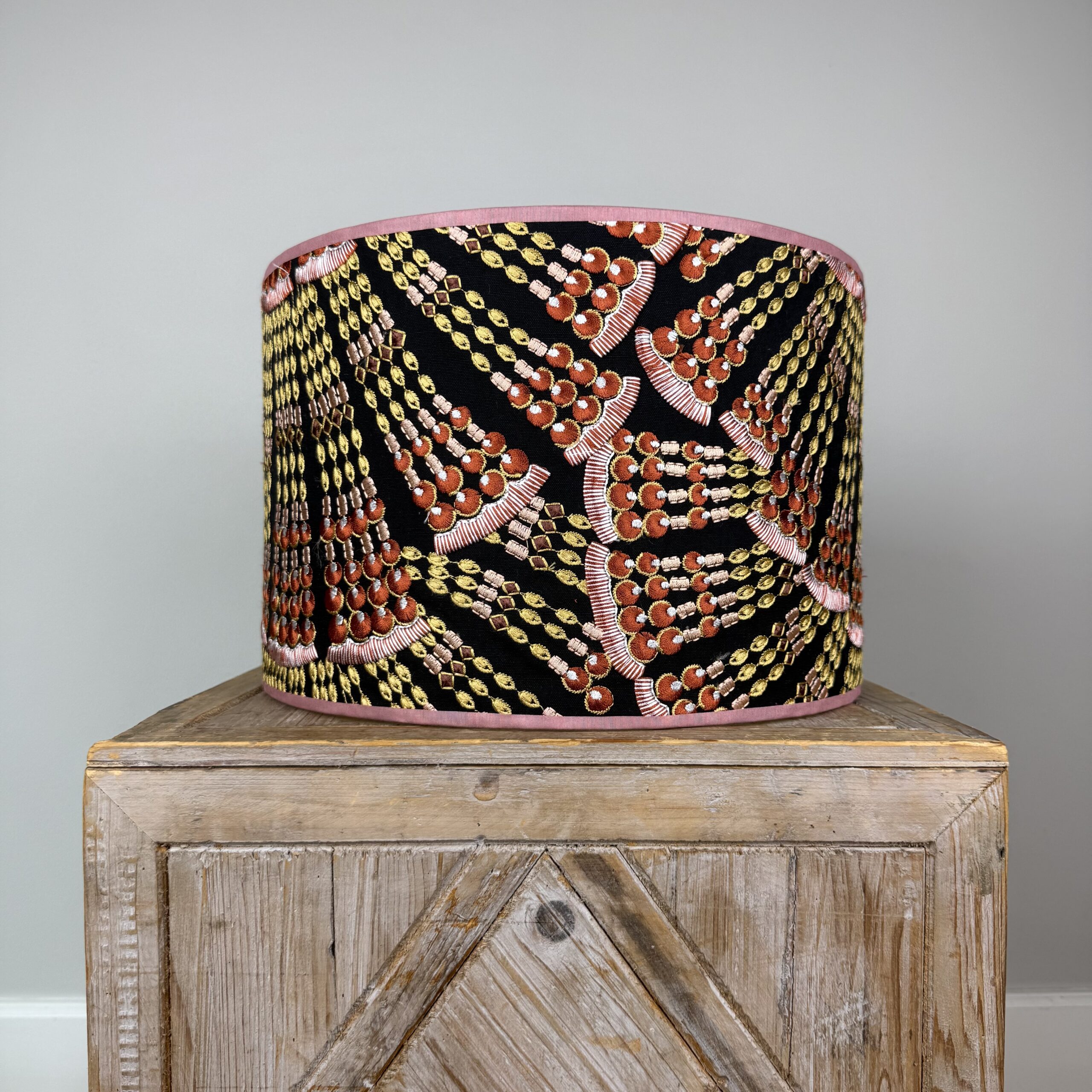 Lampenkap ‘Parure’ in Agathe Rouge Karin Sajo - Afbeelding 3