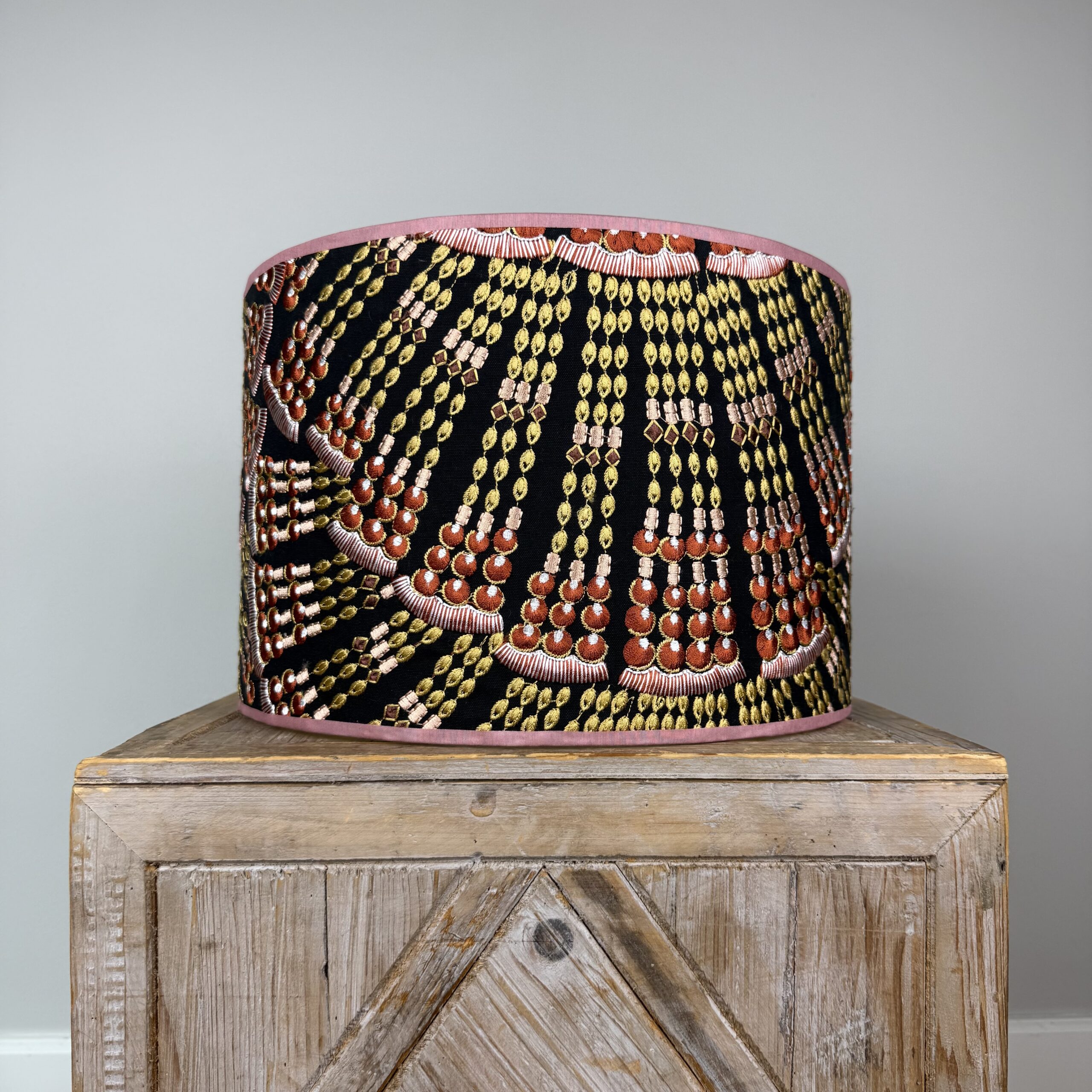 Lampenkap ‘Parure’ in Agathe Rouge Karin Sajo - Afbeelding 2
