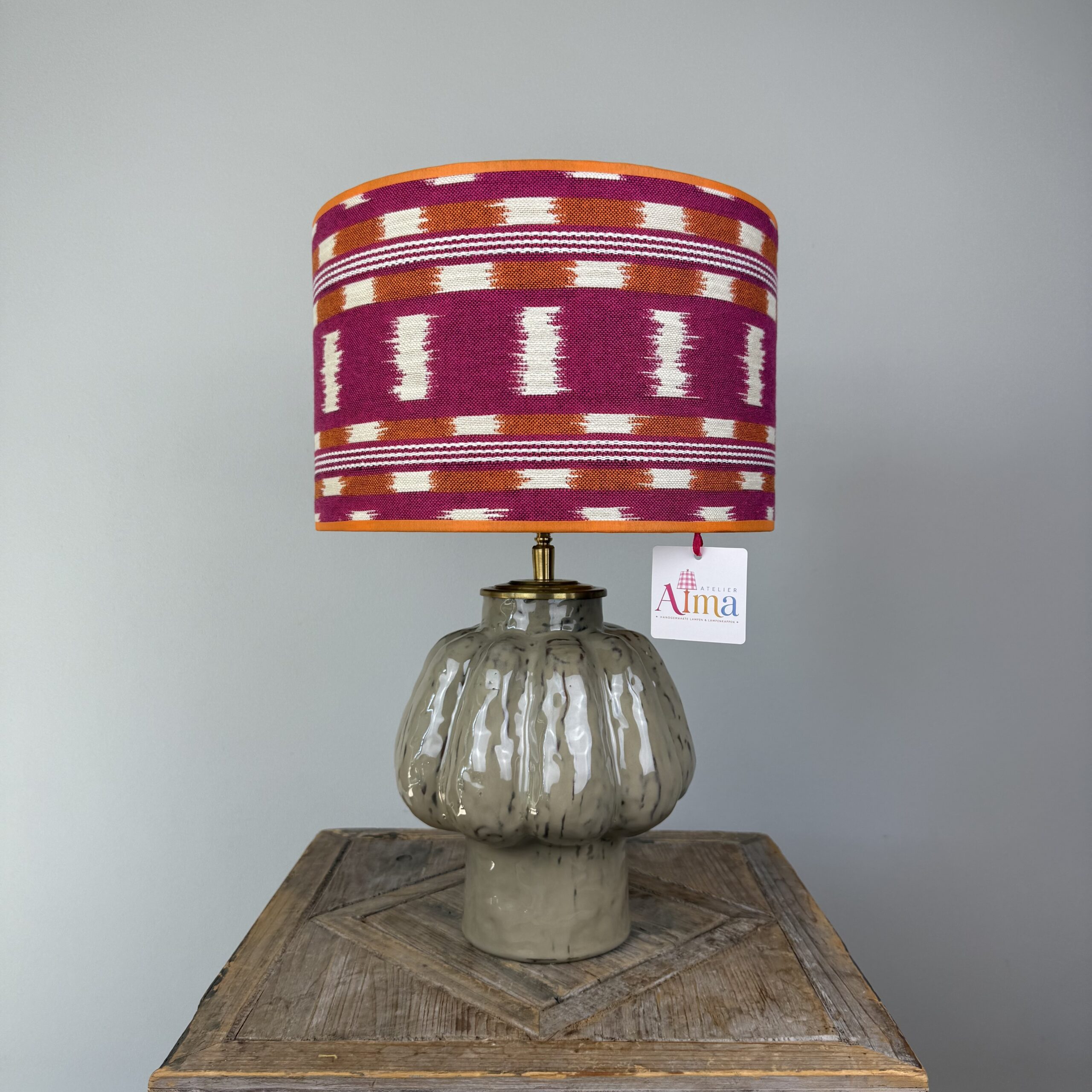 Beige lamp met oranje roze lampenkap