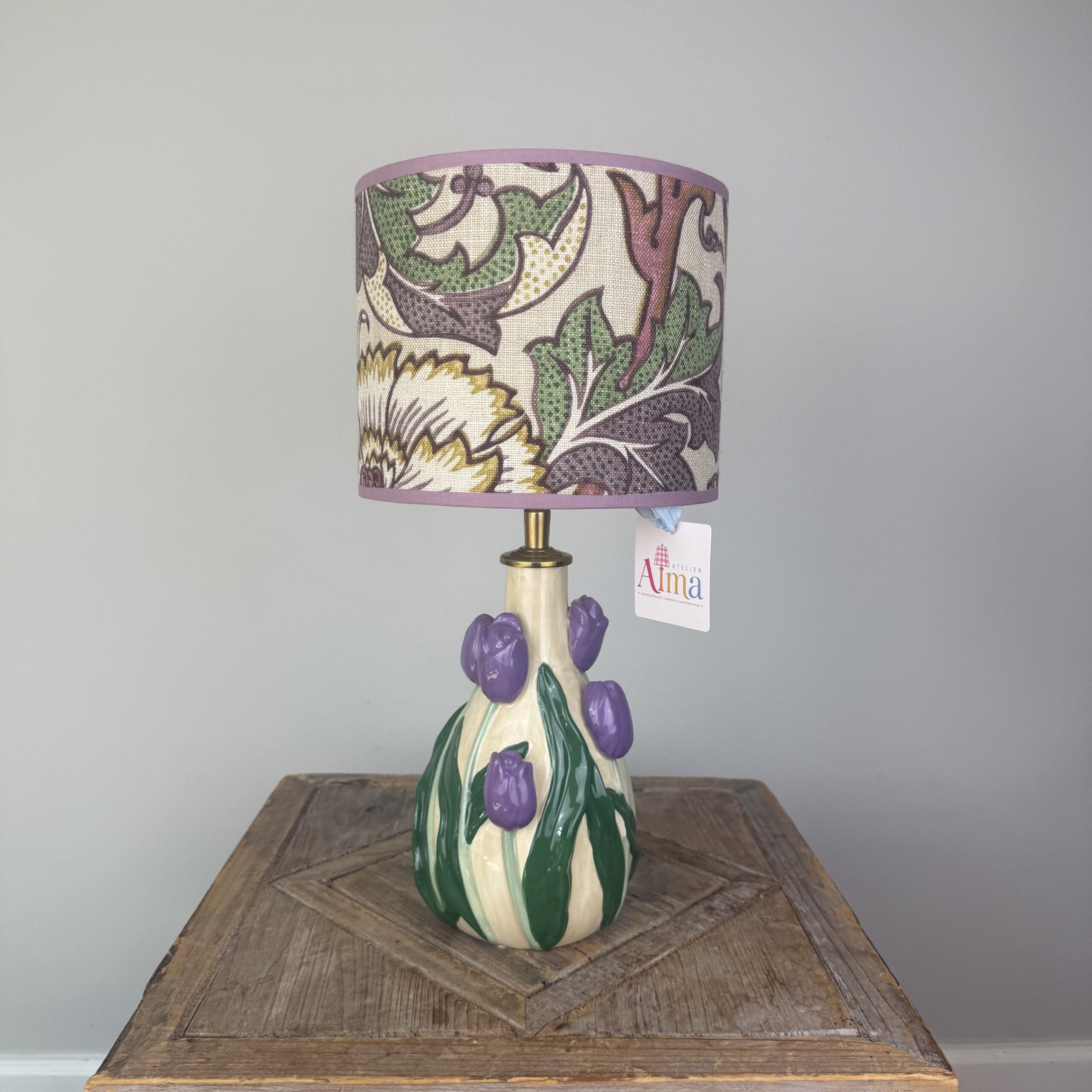 Lamp met tulpen met gebloemde lampenkap