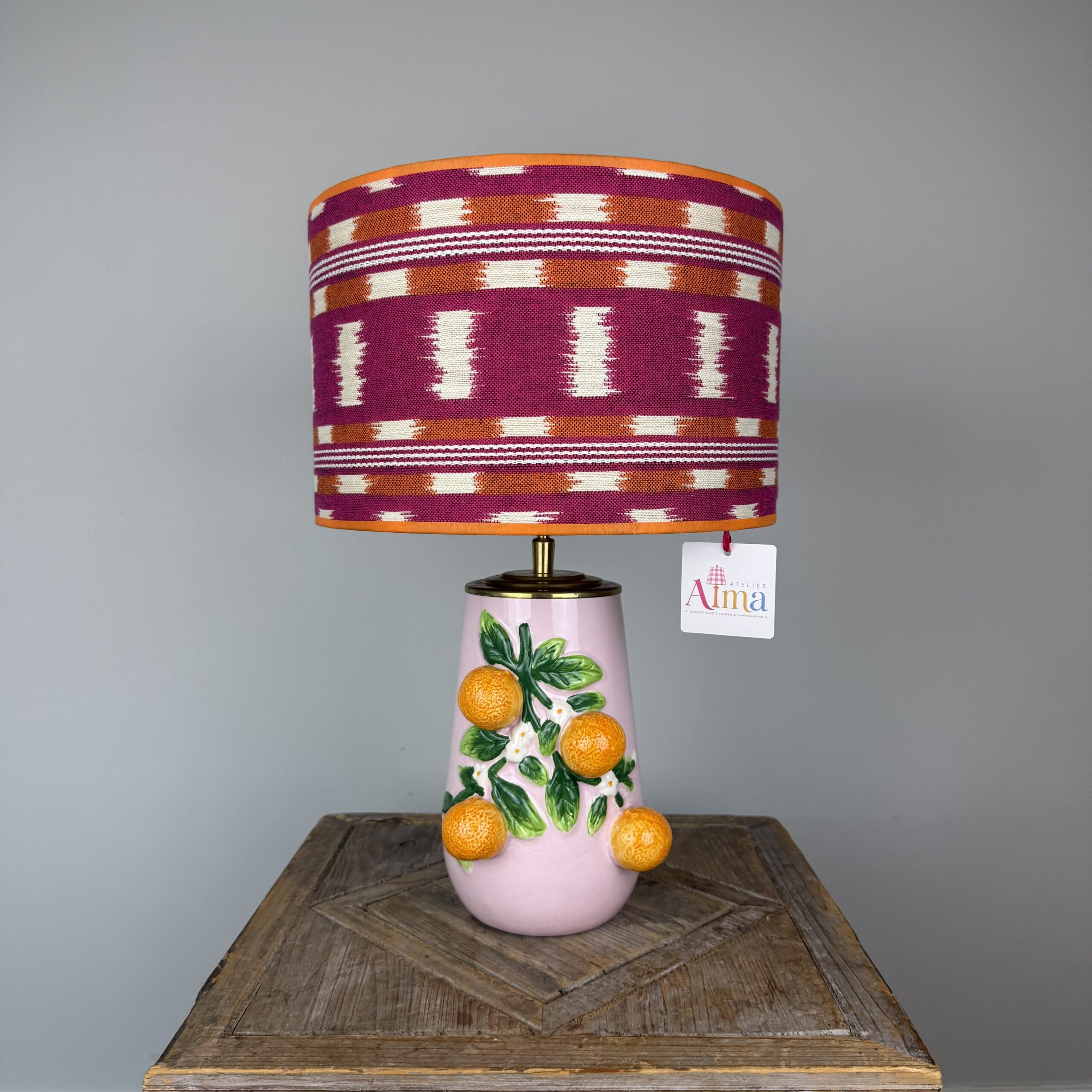 Roze lamp met oranje roze lampenkap