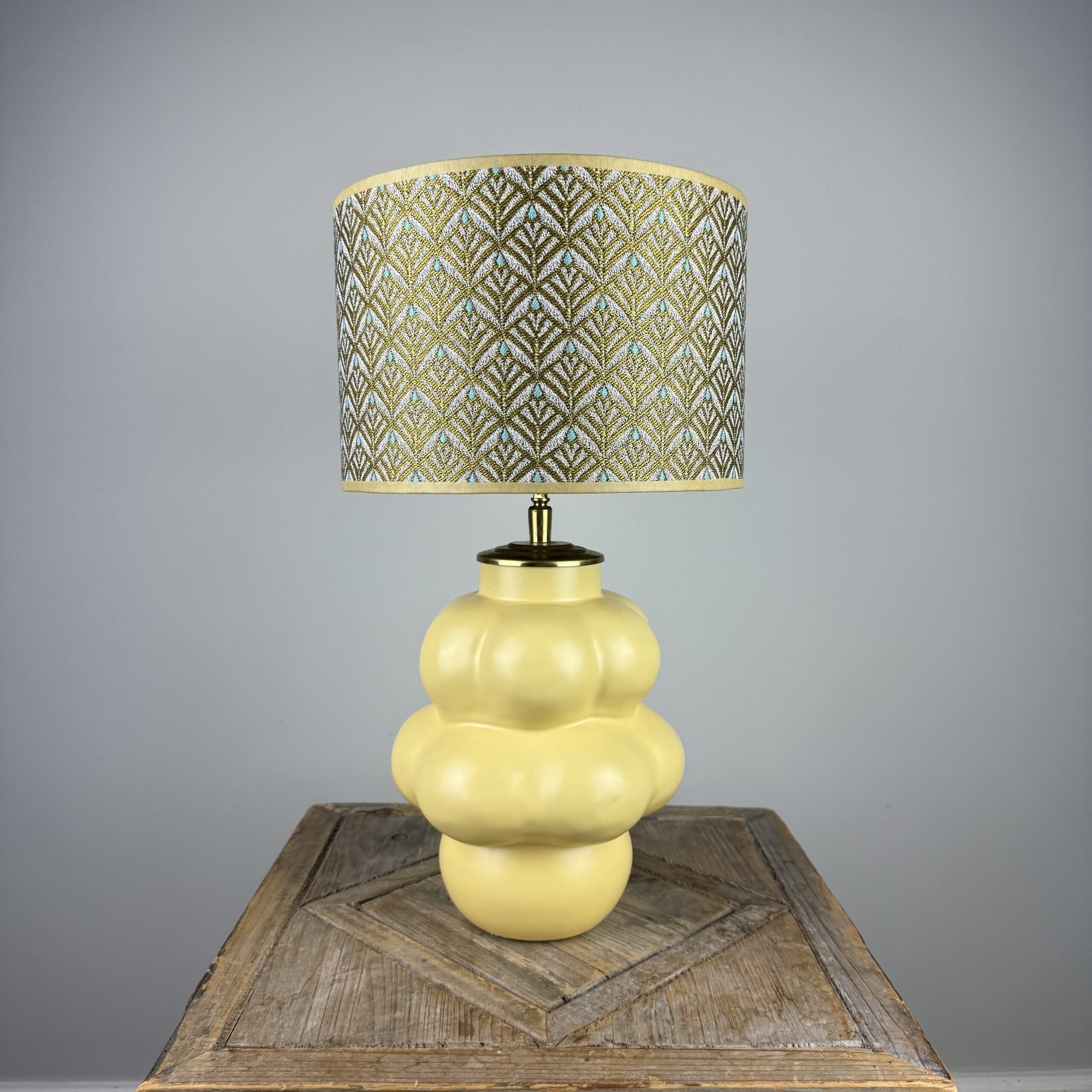Gele tafellamp met gouden lampenkap
